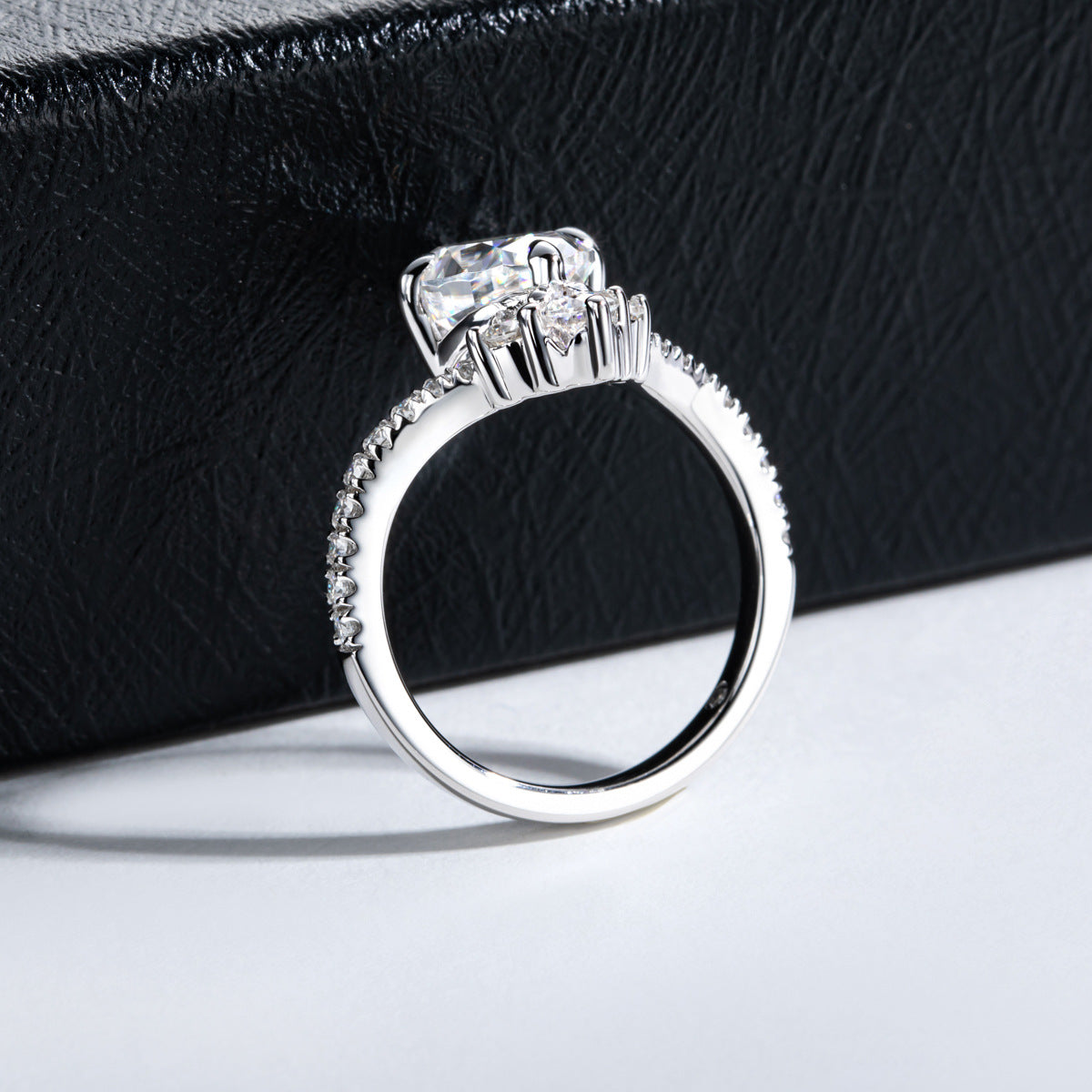 NANLUV Celeste V-Pavé Oval Moissanite Ring – 3CT