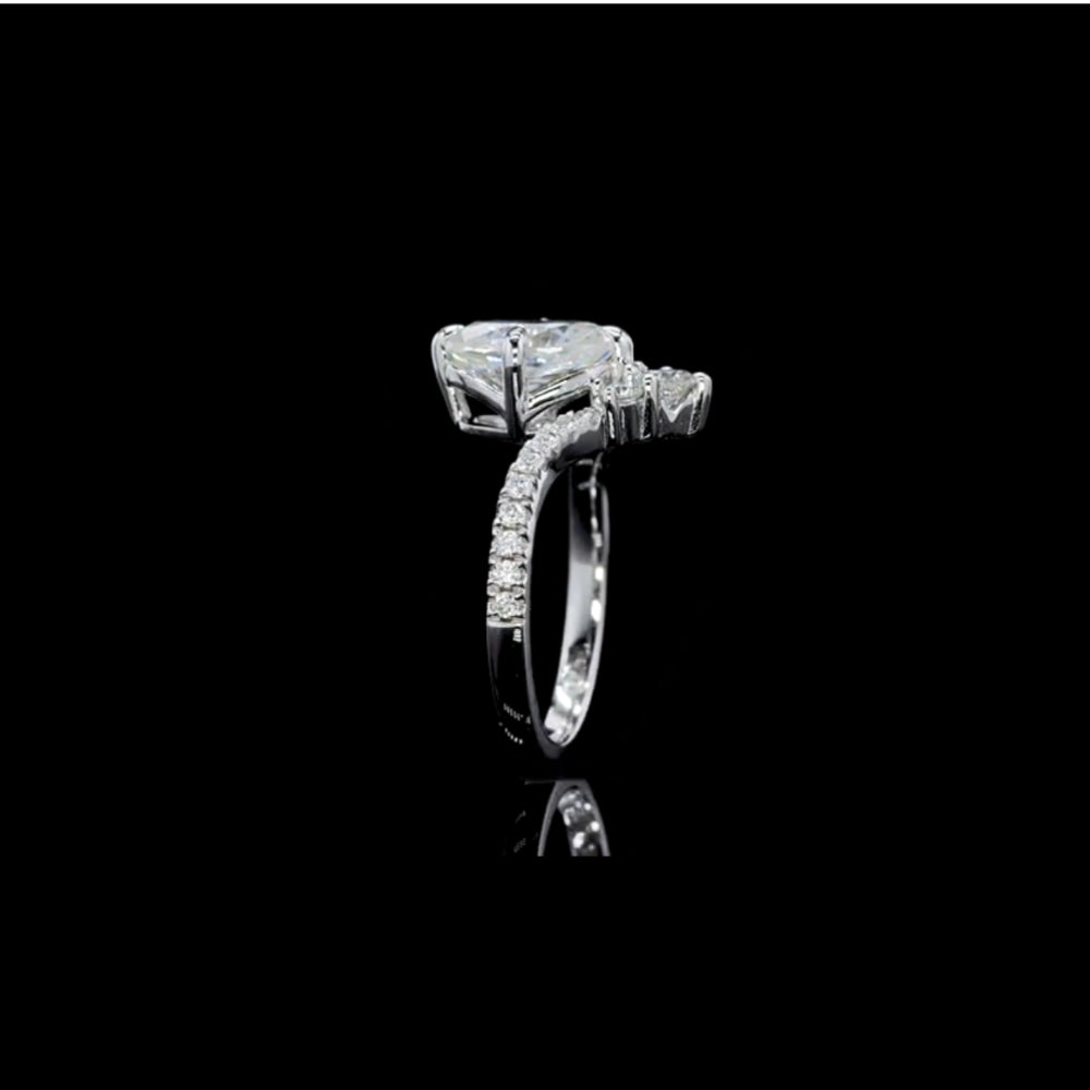 NANLUV Celeste V-Pavé Oval Moissanite Ring – 3CT