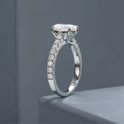 NANLUV L’Impératrice Oval Pavé Moissanite – 2CT